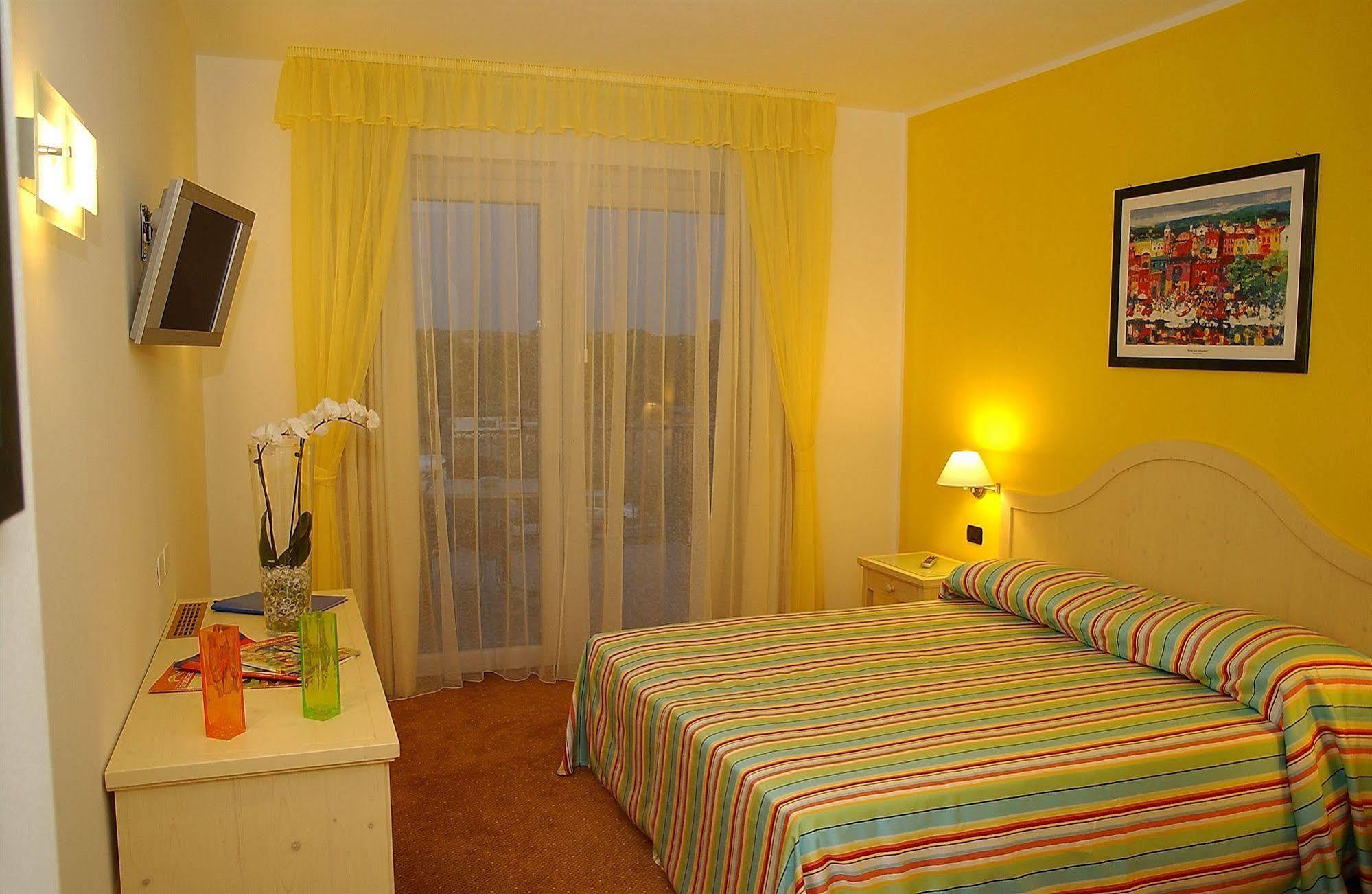 Hotel Bella Italia Peschiera del Garda Exterior photo