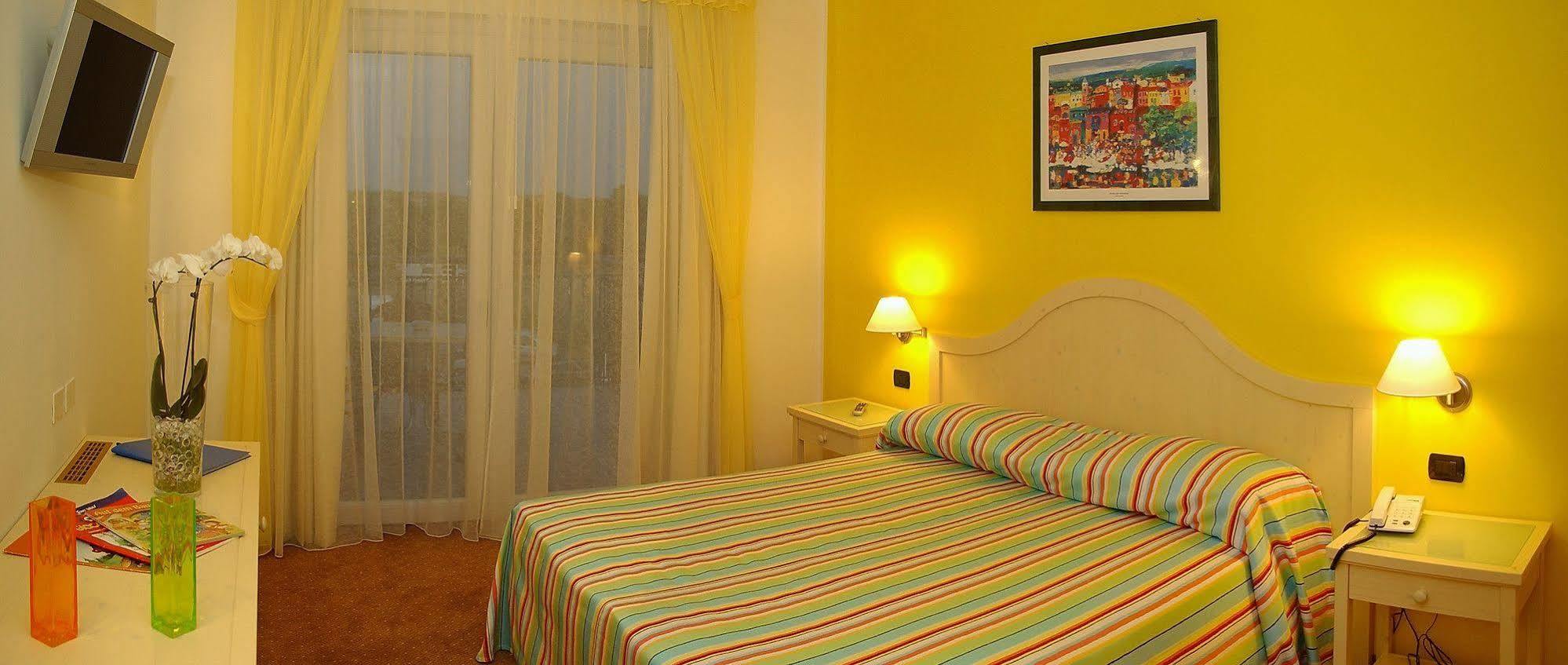 Hotel Bella Italia Peschiera del Garda Exterior photo